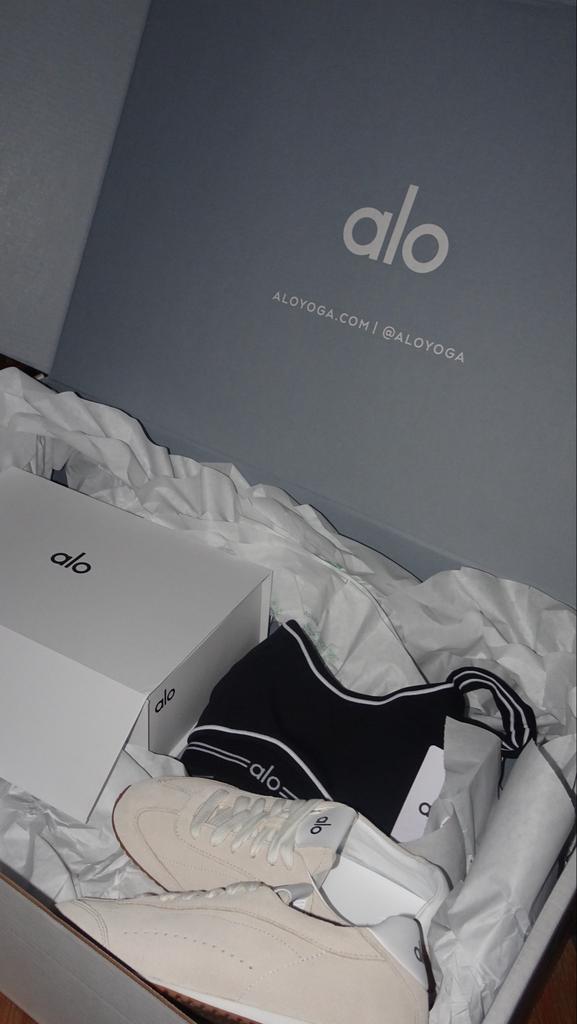 Alo Yoga Sneakers en Sportbeha - Nieuw in doos, Computers en Software, Windows Laptops, Ophalen of Verzenden, Gebruikt, 14 inch