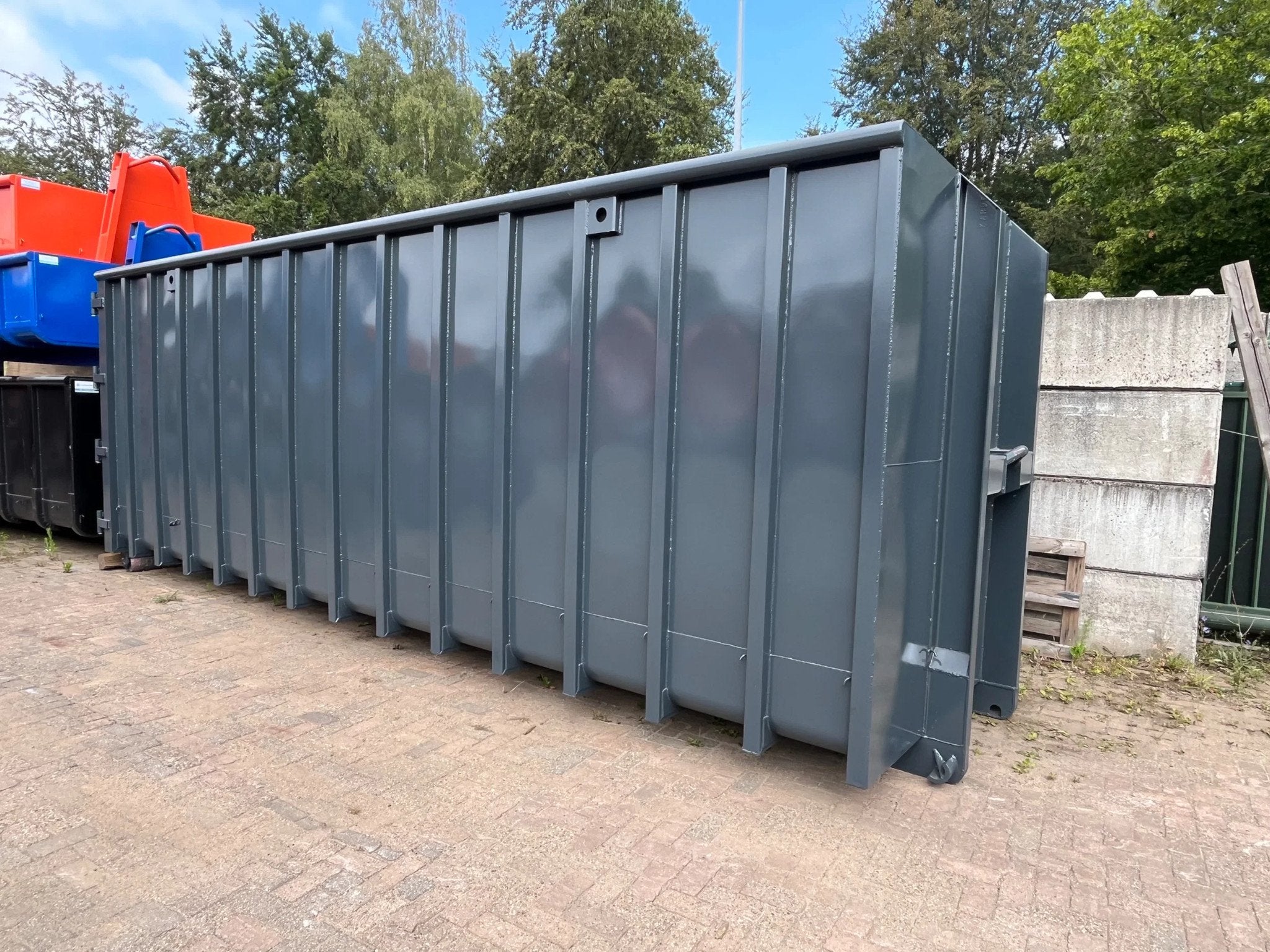 Diversen 40 m3 afzetcontainers ral 7016 4/5 mm en 20 m3 ral