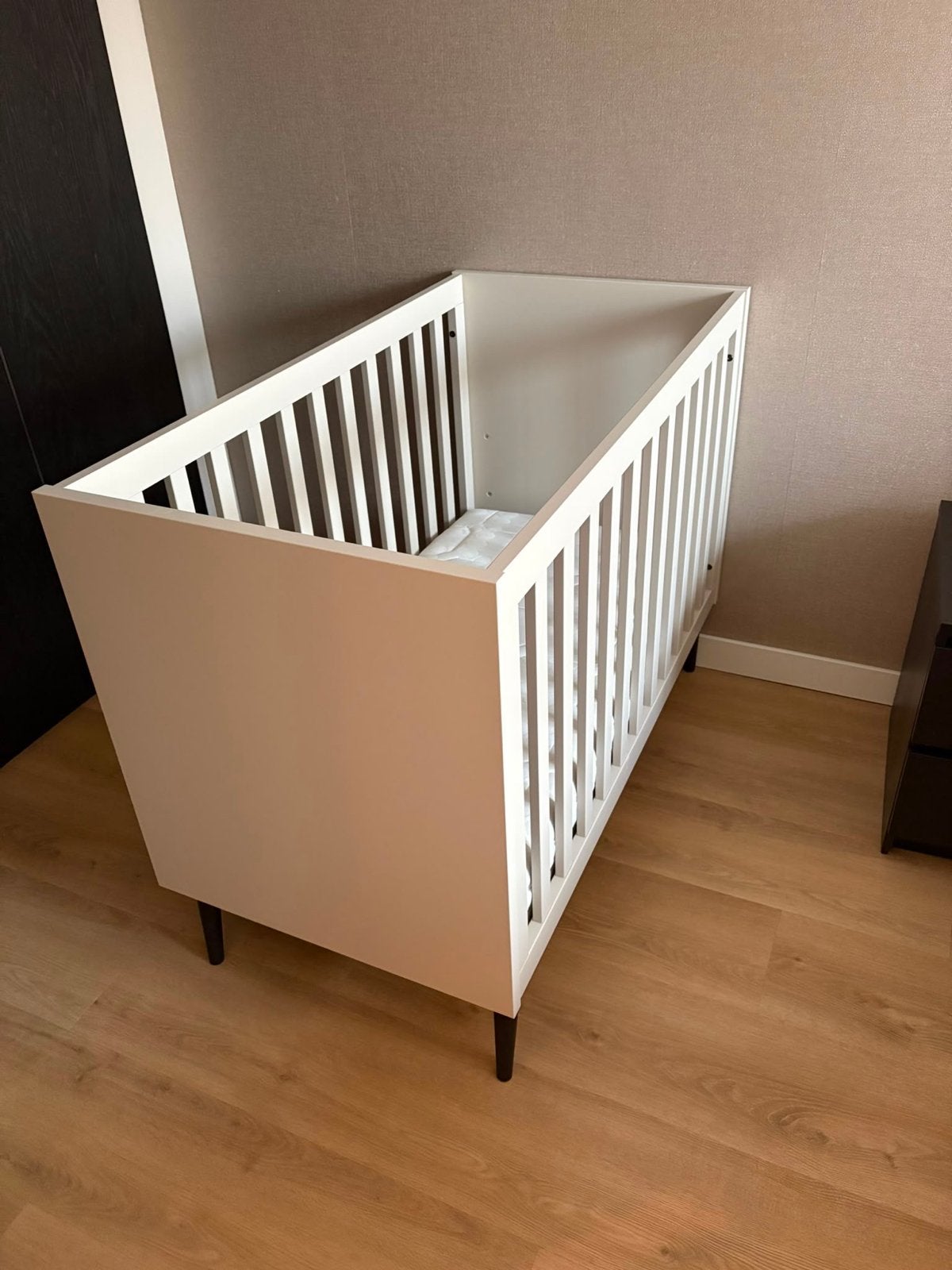 Europe Baby Sterre Babybed & Commode - Oatmeal/Zwart, Gebruikt, 70 tot 85 cm, Ophalen of Verzenden, Lattenbodem