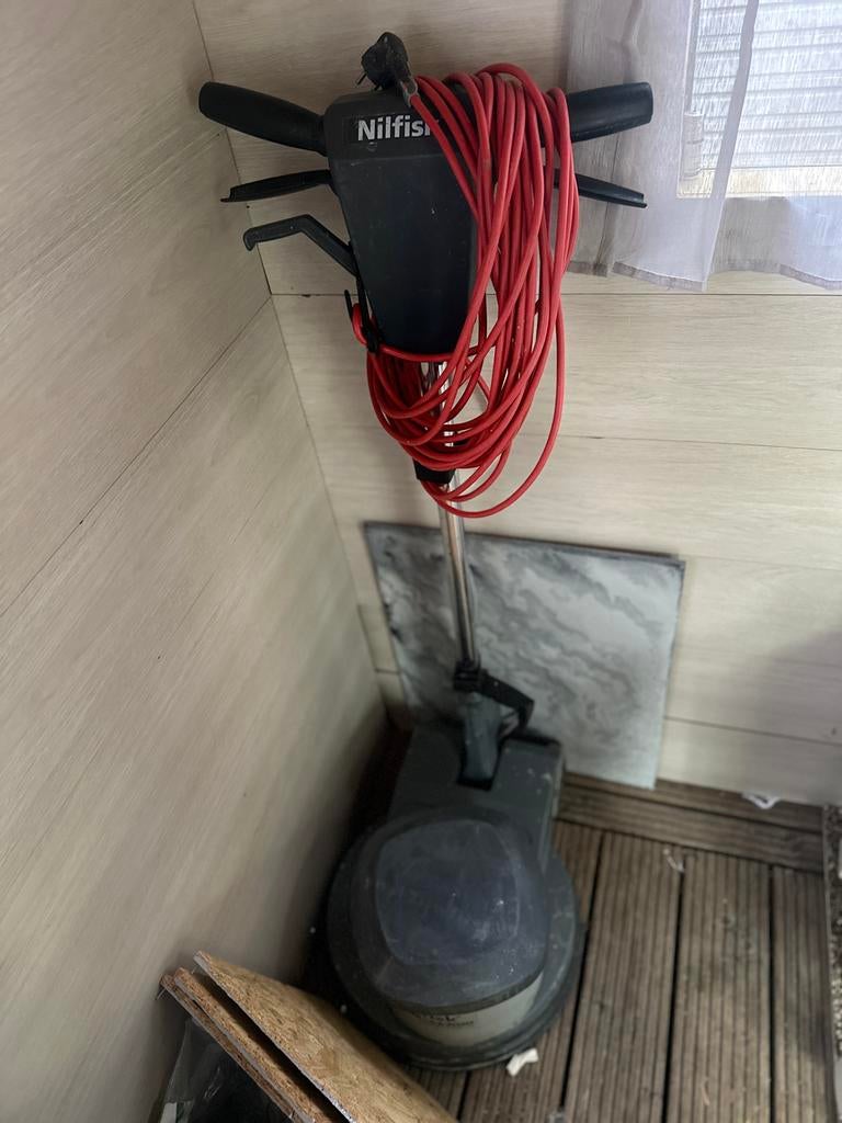 Nilfisk schrob boenmachine sdm 43 duo met veel schijven, Ophalen, Zo goed als nieuw, Minder dan 700 watt, Werkbankslijpmachine