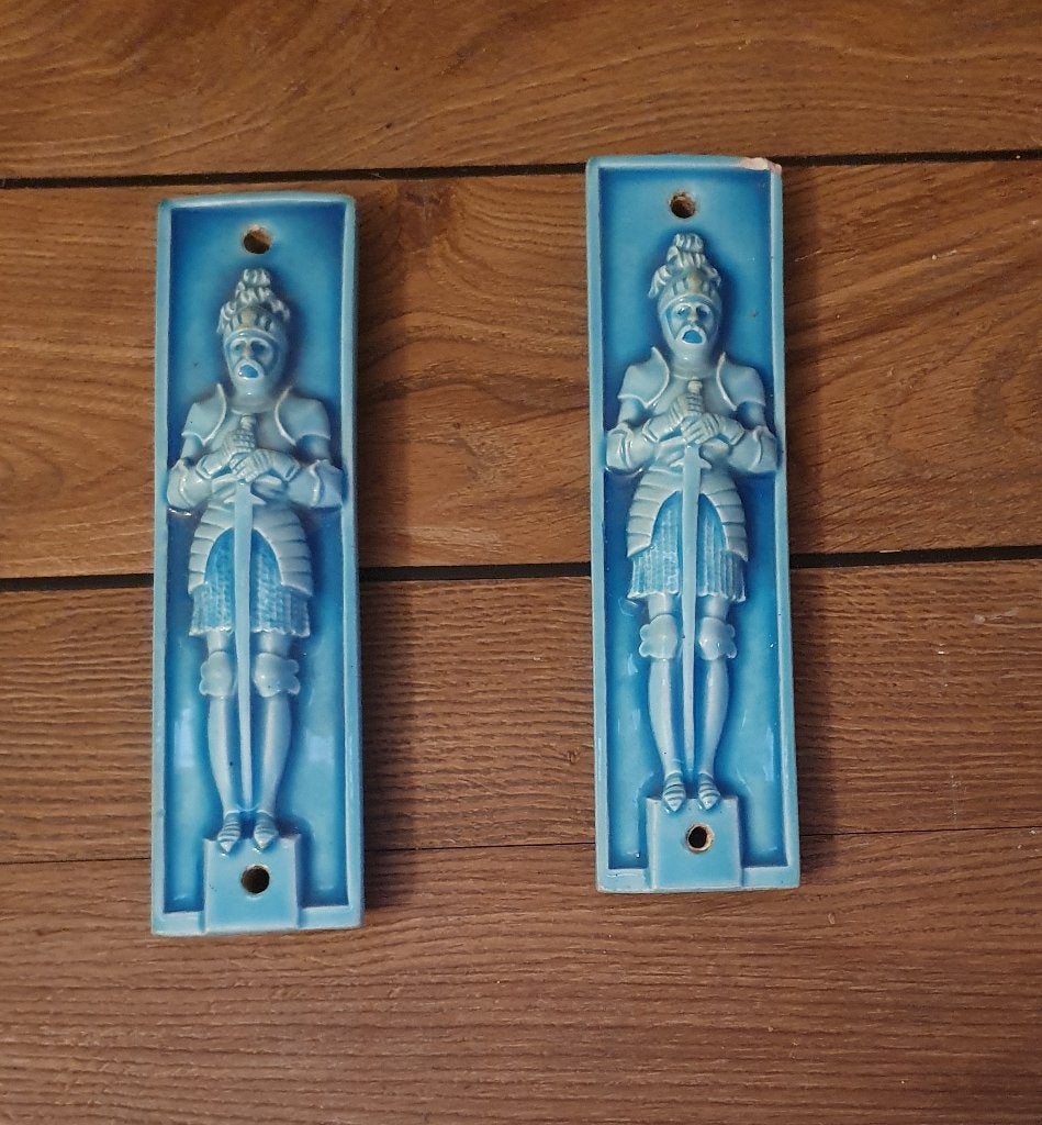 2 blauw geglazuurde tegels met relief decor van ridders, Ophalen of Verzenden