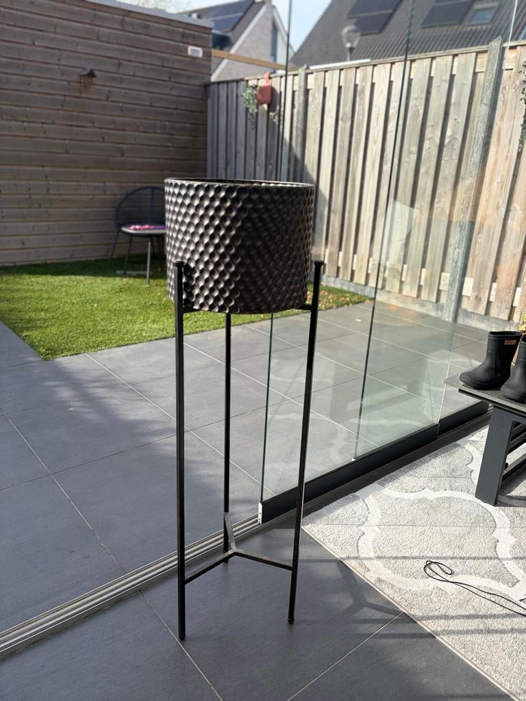 Zwarte plantenbak met standaard van Intratuin., Ophalen, Gebruikt, Minder dan 60 cm, Rond
