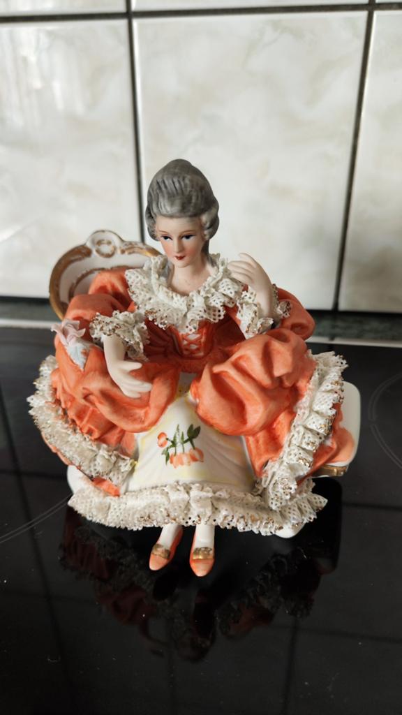 Vintage Porseleinen Beeldje Dame op Sofa - Rococo Stijl, Ophalen of Verzenden
