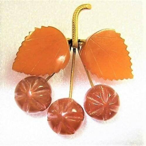 Prachtige vintage Russische barnsteen broche kersen, Ophalen, Zo goed als nieuw, Overige materialen