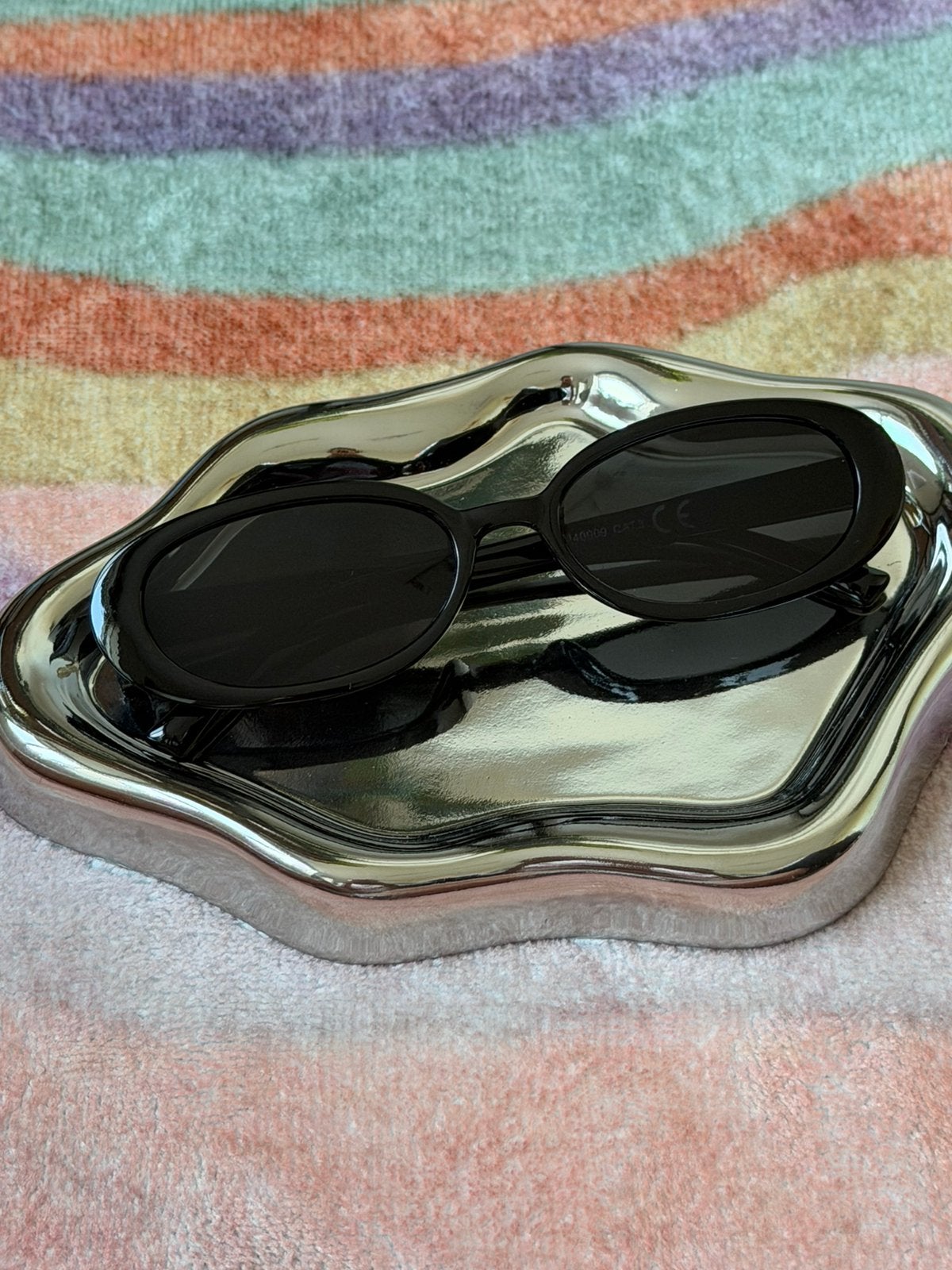 Unisex Black Oval Sunglasses – Classic Style, Ophalen of Verzenden, Zo goed als nieuw, Zwart, Overige materialen