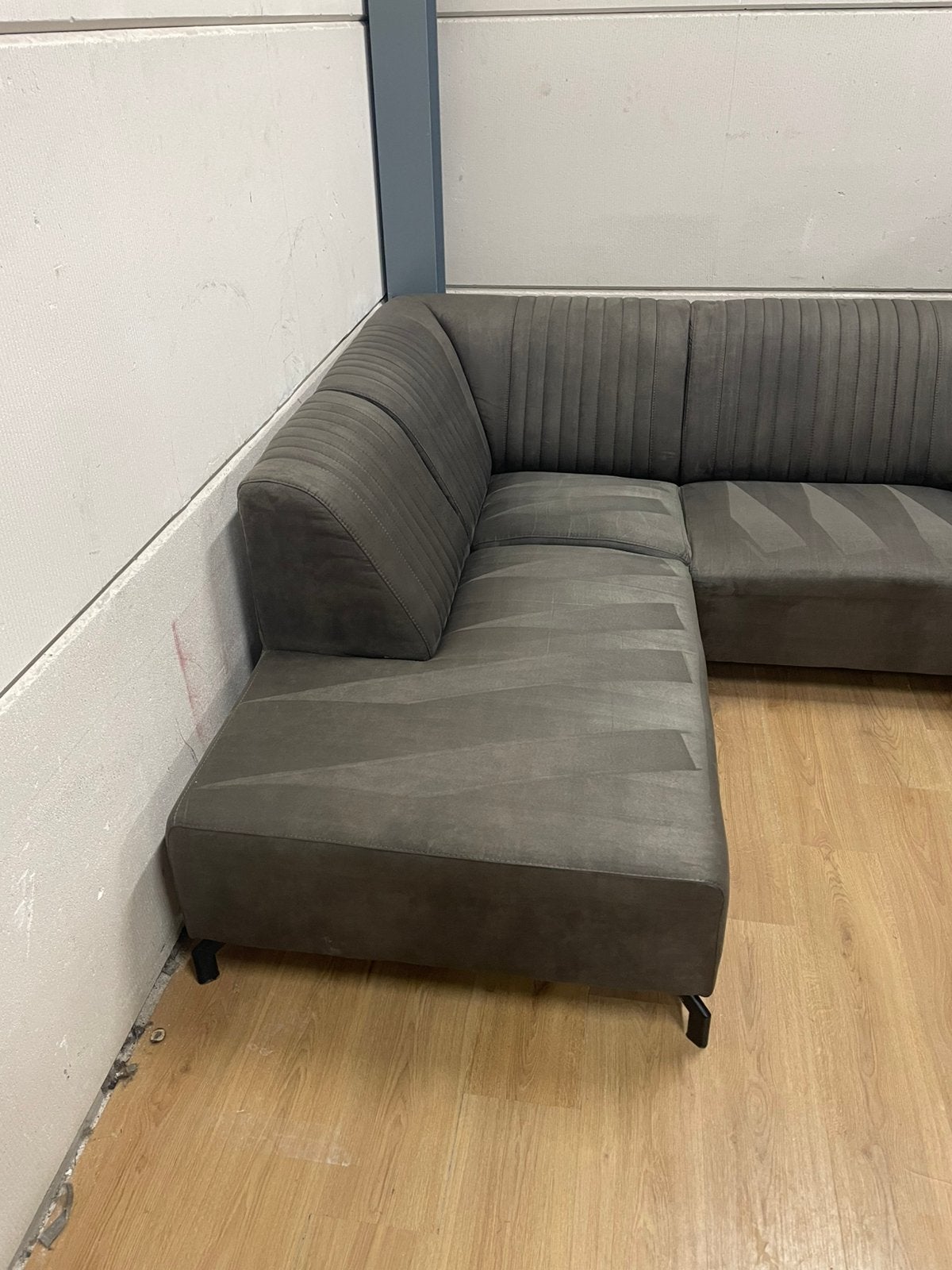 Foto 3 van Mooie luxe suede bruin antraciet grijze hoekbank GEREINIGD!!