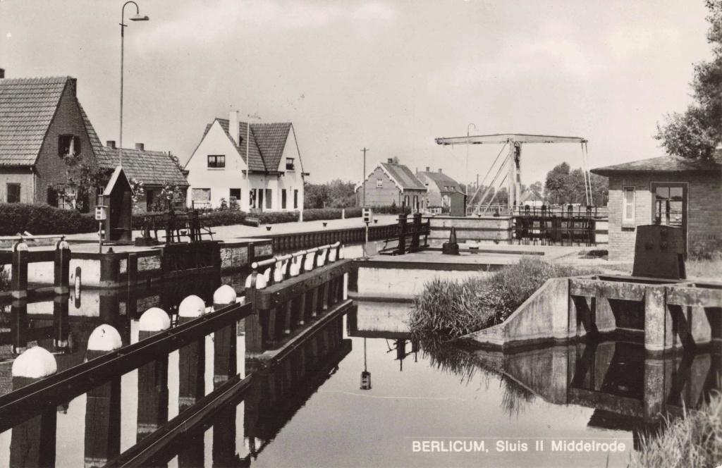 Berlicum Middelrode Sluis II B3271, Verzamelen, Ansichtkaarten | Nederland, Ophalen, 1960 tot 1980, Ongelopen, Noord-Brabant