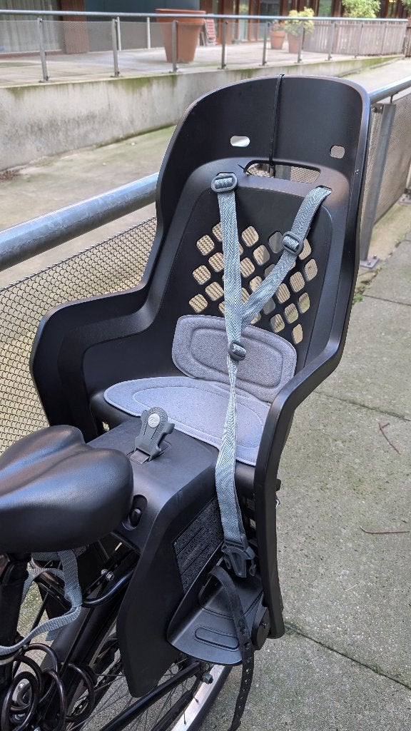 Twee (2) Polisport achterzitjes / fietsstoeltjes (9-22 kg), Ophalen, Achterzitje, Voetsteuntjes, Polisport achterzitje