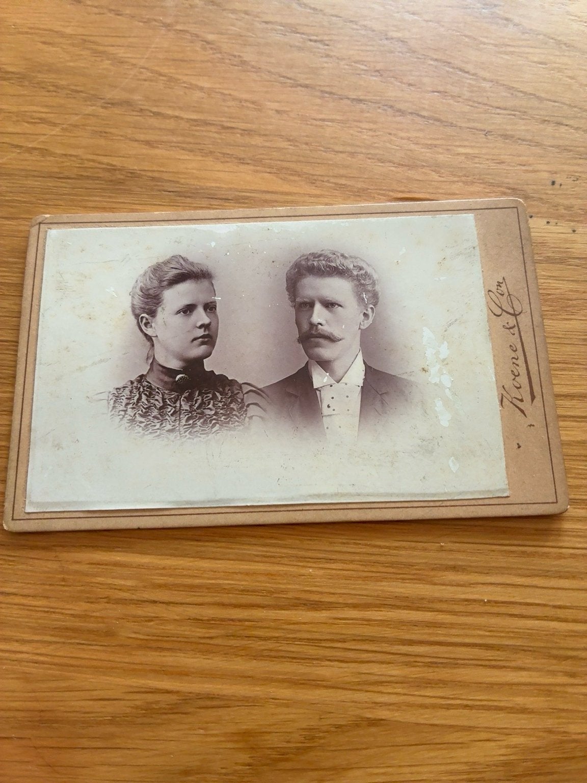 Antieke CDV foto echtpaar Koene & Co Batavia ca.1900, Verzamelen, Foto's en Prenten, Verzenden, Voor 1940, Zo goed als nieuw, Overige onderwerpen