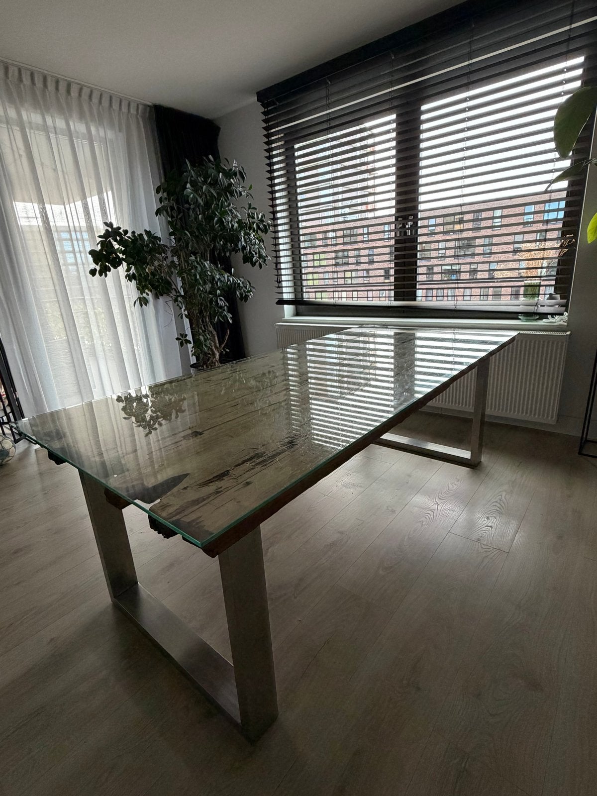 Industriële eettafel met glazen blad en metalen onderstel, Ophalen, 100 tot 150 cm, Glas, 200 cm of meer