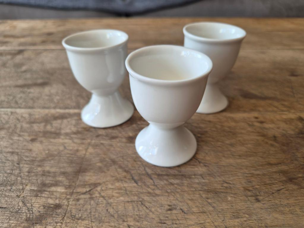 3 witte eierdopjes, Ophalen of Verzenden, Porselein, Overige stijlen, Overige typen