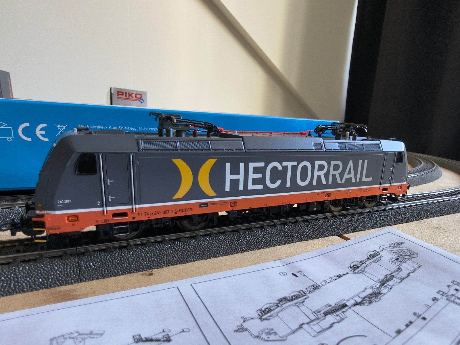 Hectorrail traxx locomotief Piko 59349 Wisselstroom, Hobby en Vrije tijd, Modeltreinen | H0, Wisselstroom, Locomotief, Zo goed als nieuw