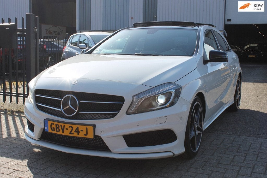 Mercedes-Benz A-klasse 200 AMG Pano Xenon PDC Cruise Clima T, Auto's, Mercedes-Benz, Gebruikt, Wit, 1595 cc, 19 km/l