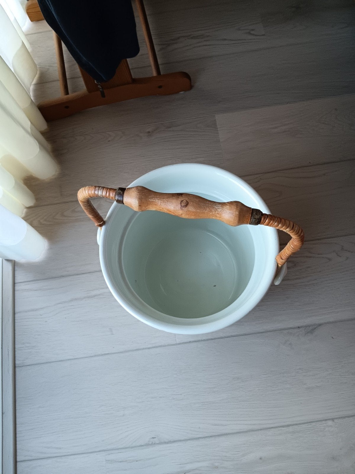 Witte decoratieve emmer met houten handvat, Antiek en Kunst, Ophalen of Verzenden