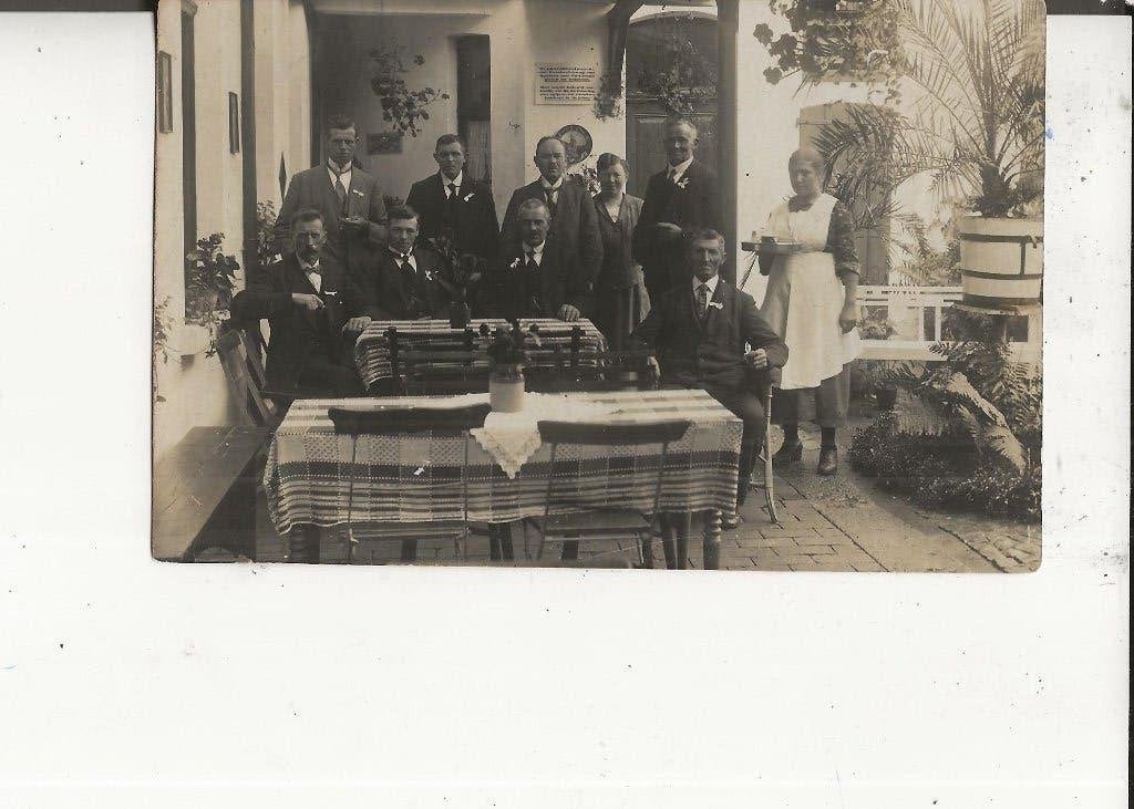 Westland Onbekend Feestgangers in de buitenserre Fotokaart, Verzamelen, Ansichtkaarten | Nederland, Ophalen of Verzenden, Voor 1920