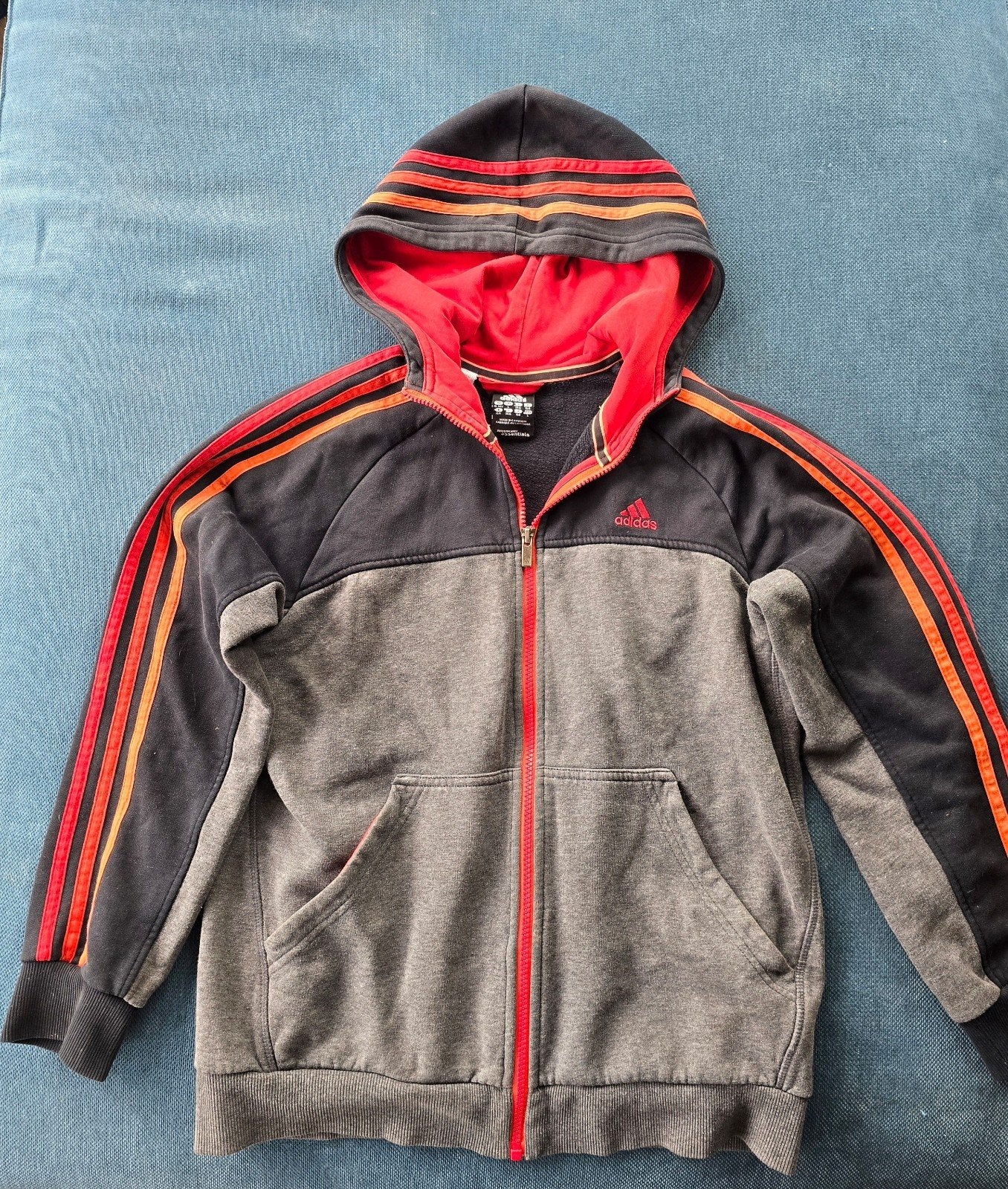 Adidas vest met capuchon - Maat 164, Kinderen en Baby's, Kinderkleding | Maat 164, Adidas, Gebruikt, Jongen of Meisje, Trui of Vest