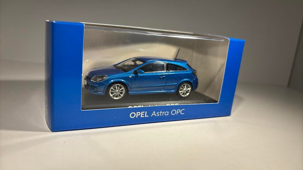 Opel astra opc minichamps 1.43