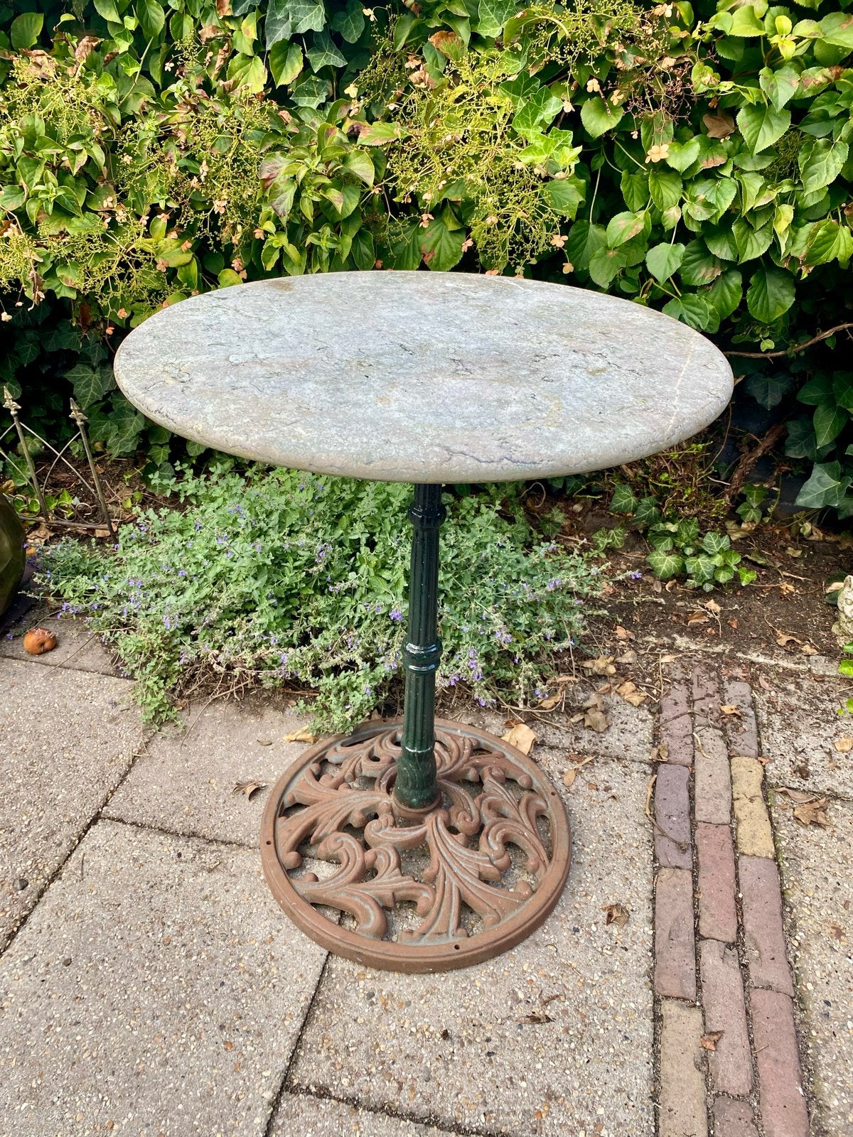 Vintage bistro tafel stenen blad en gietijzeren onderstel, Tuin en Terras, Tuintafels, Ophalen of Verzenden, Gebruikt, Rond, Overige materialen