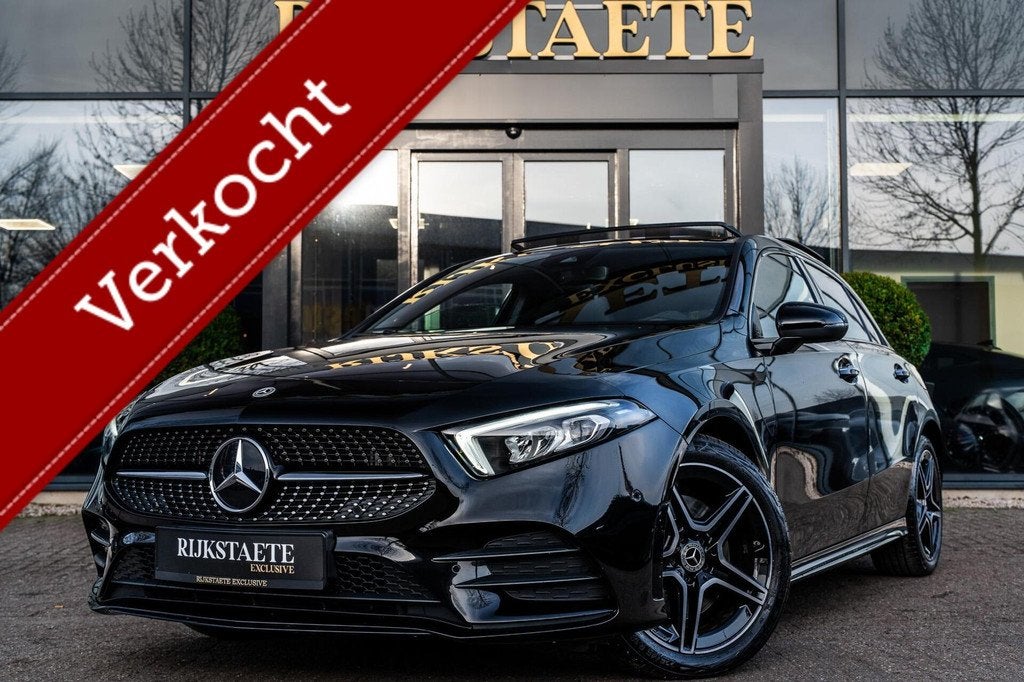 Mercedes A-klasse A250e AMG|PANO|18''|BURMESTER|SFEERVERL., Auto's, Mercedes-Benz, Gebruikt, 4 cilinders, Alcantara, Zwart