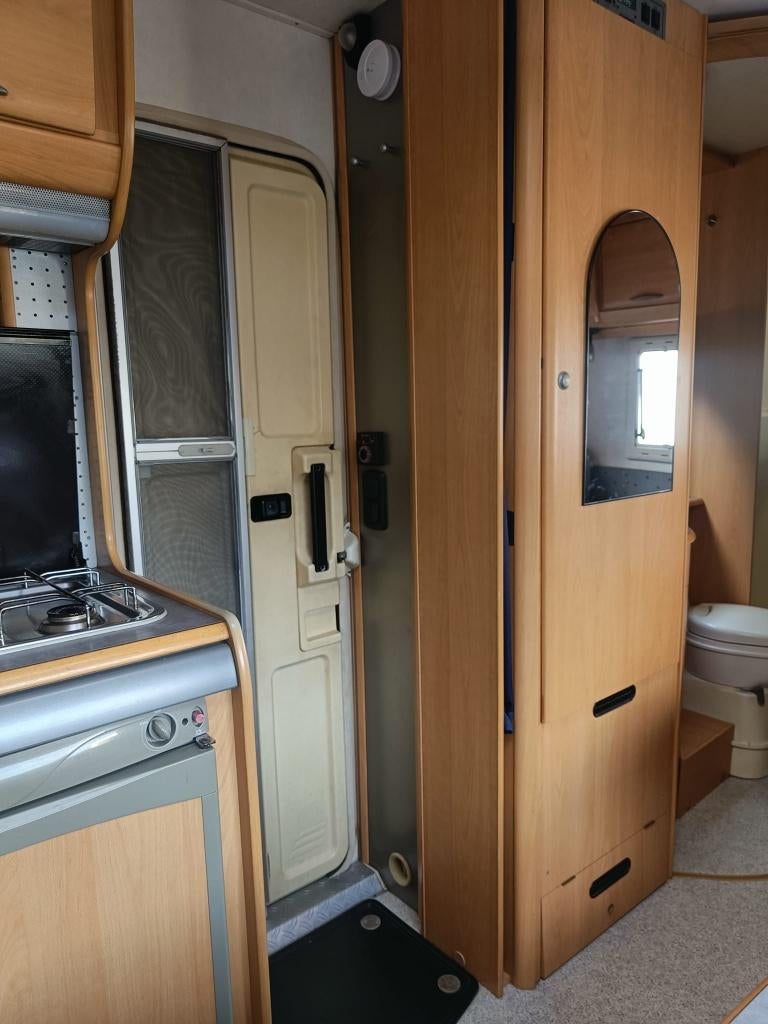 Foto 9 van Topstaat: 6-persoons Hymer BR598 camper | APK: maart 2027