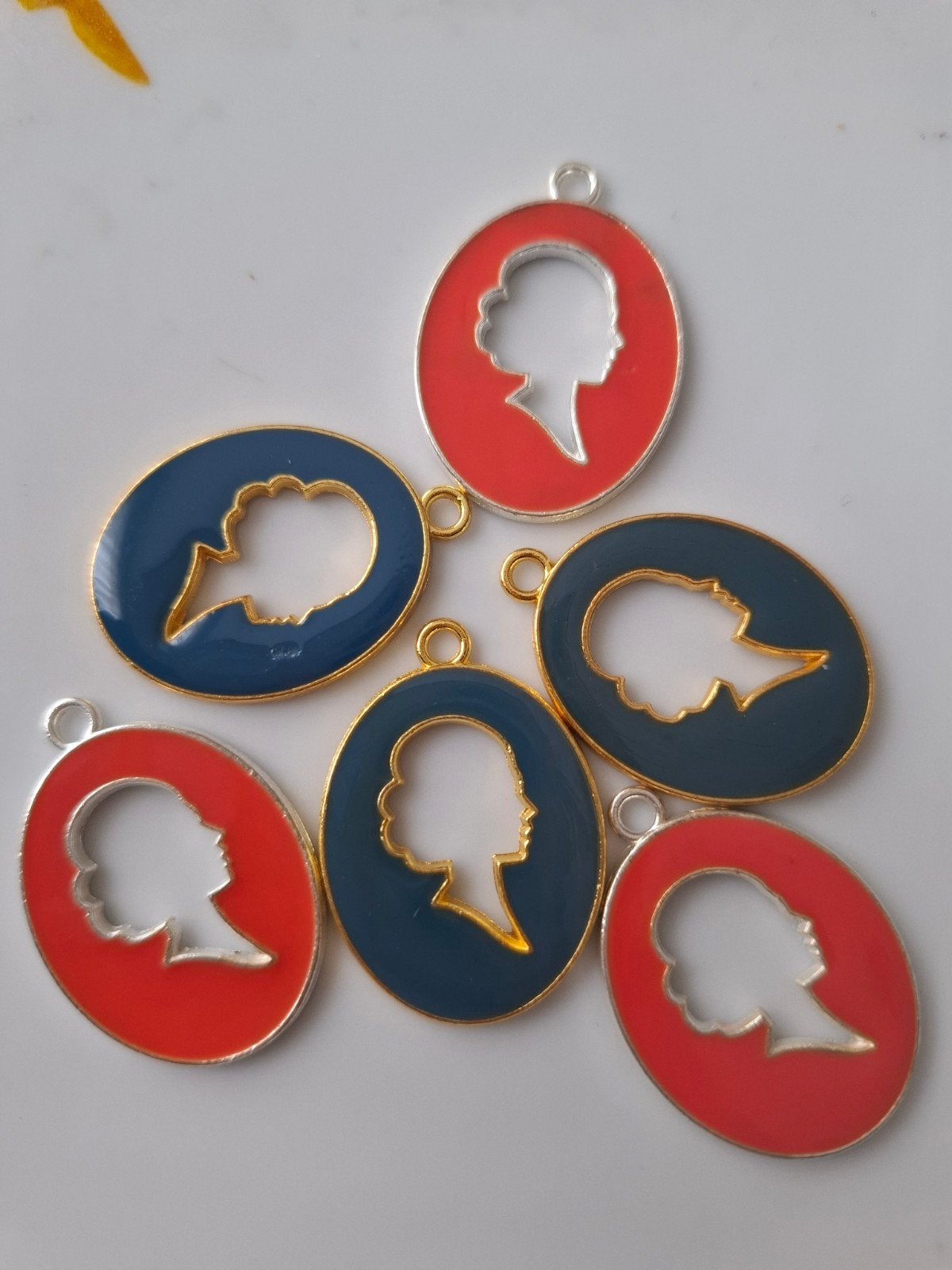 6 stuks grote bedels hangers metaal rood blauw goud zilver, Sieraden, Tassen en Uiterlijk, Kettinghangers, Overige materialen