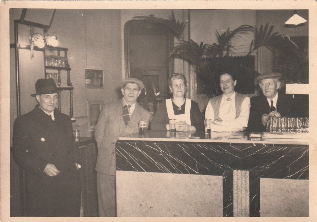 fotokaart  -  aan   de   bar, Verzenden, Voor 1940, Zo goed als nieuw