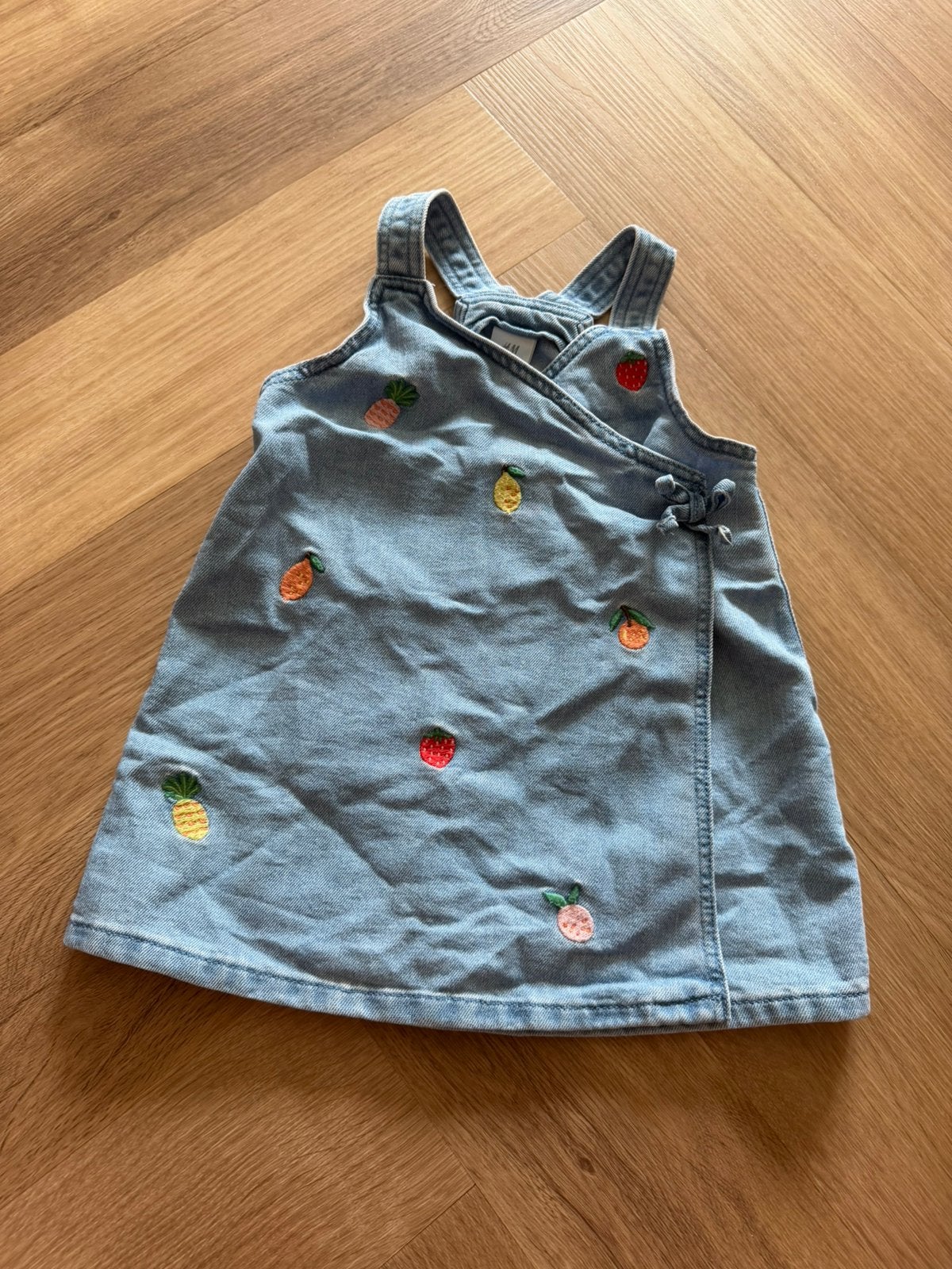 H&M Tuinjurkje Fruit Jurkje Denim Blauw Jurk Meisje Baby, Ophalen of Verzenden, Zo goed als nieuw, Meisje, Jurkje of Rokje