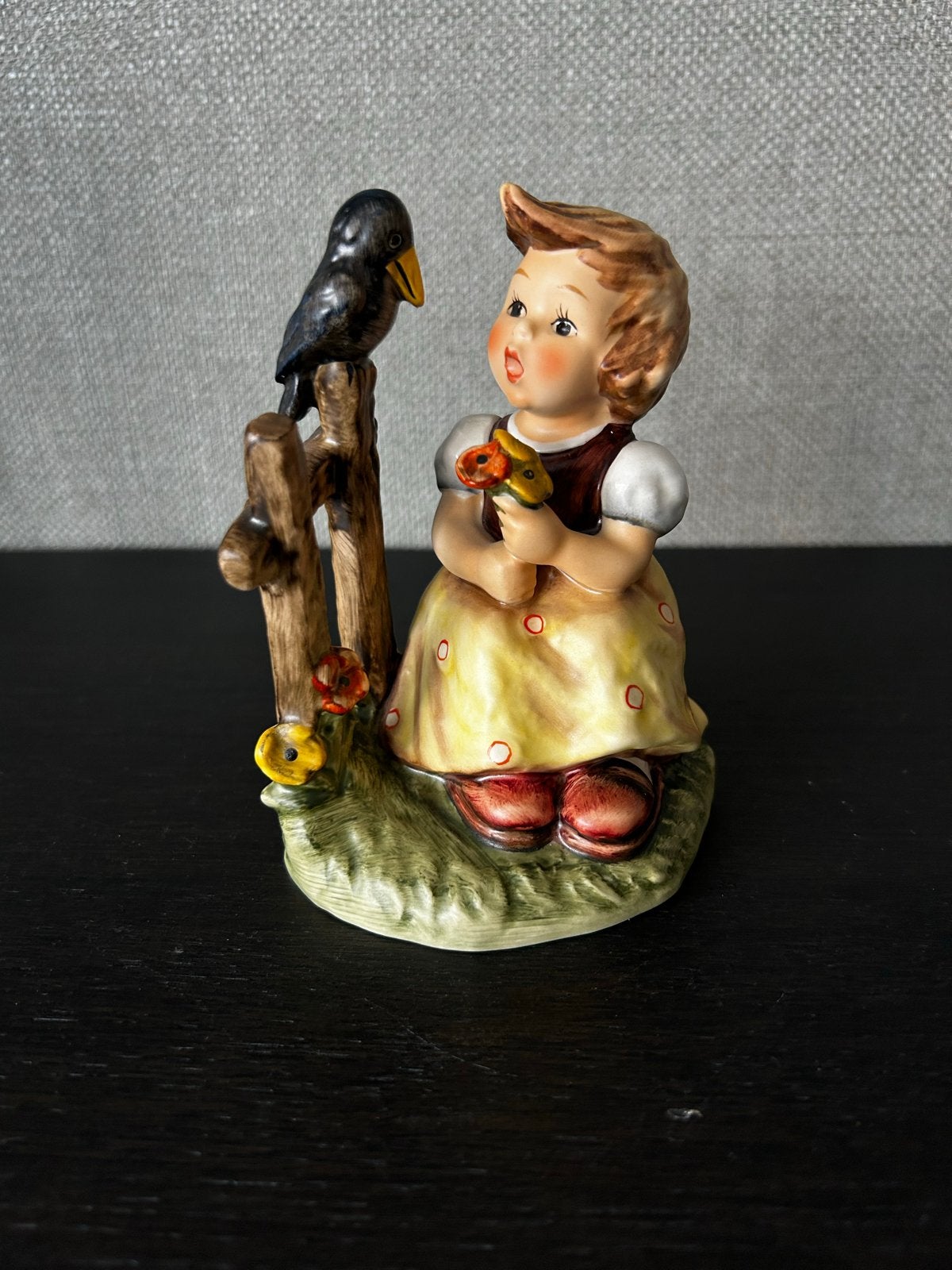 Vintage Hummel beeldje 'Sing With Me' - Meisje met vogel, Verzamelen, Ophalen of Verzenden, Zo goed als nieuw, Hummel