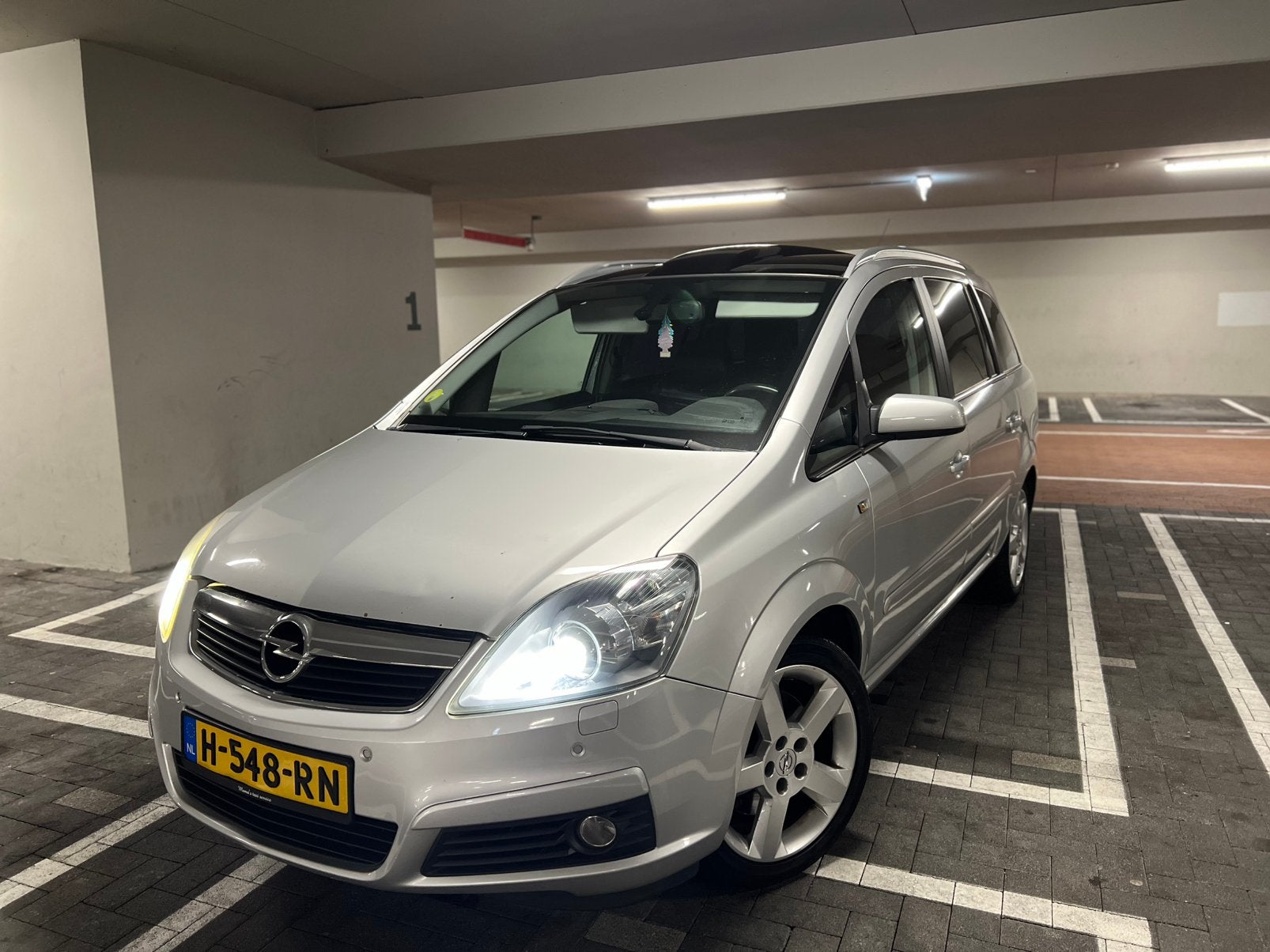 Opel Zafira 2.2 Executive Cosmo AUTOMAAT 7Prs, Nette Auto, Zwart, 4 cilinders, 7 stoelen, Leder