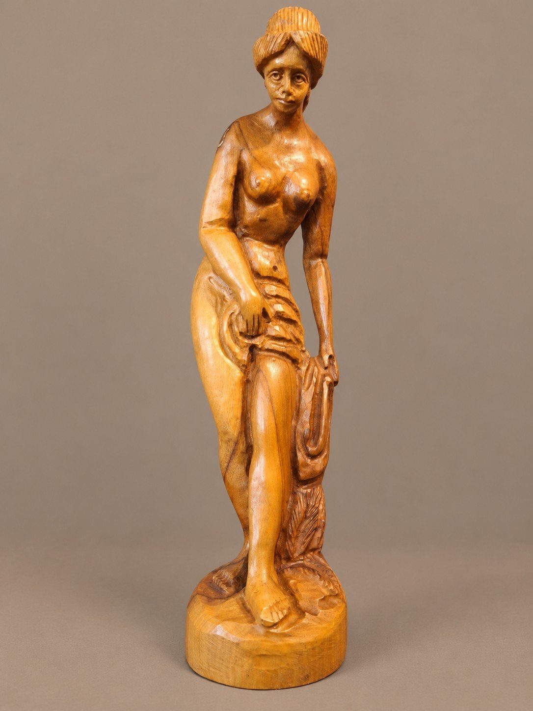 Olijfhouten beeld van een dame uit Jordanië, 23,5cm, Ophalen of Verzenden, Handgemaakt, 20 - 50 cm, Beeld
