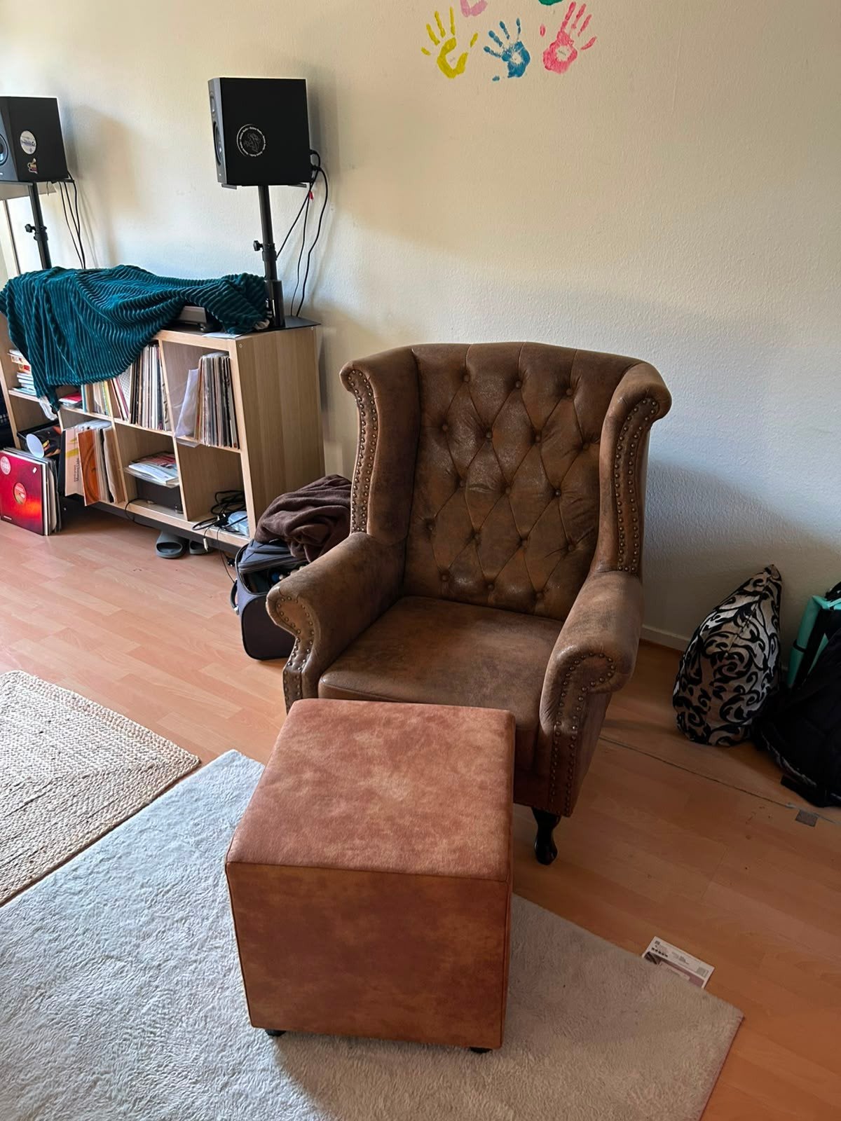 Bruine leren fauteuil met bijpassende voetenbank, Ophalen, Zo goed als nieuw, 75 tot 100 cm, Klassiek, Chesterfield