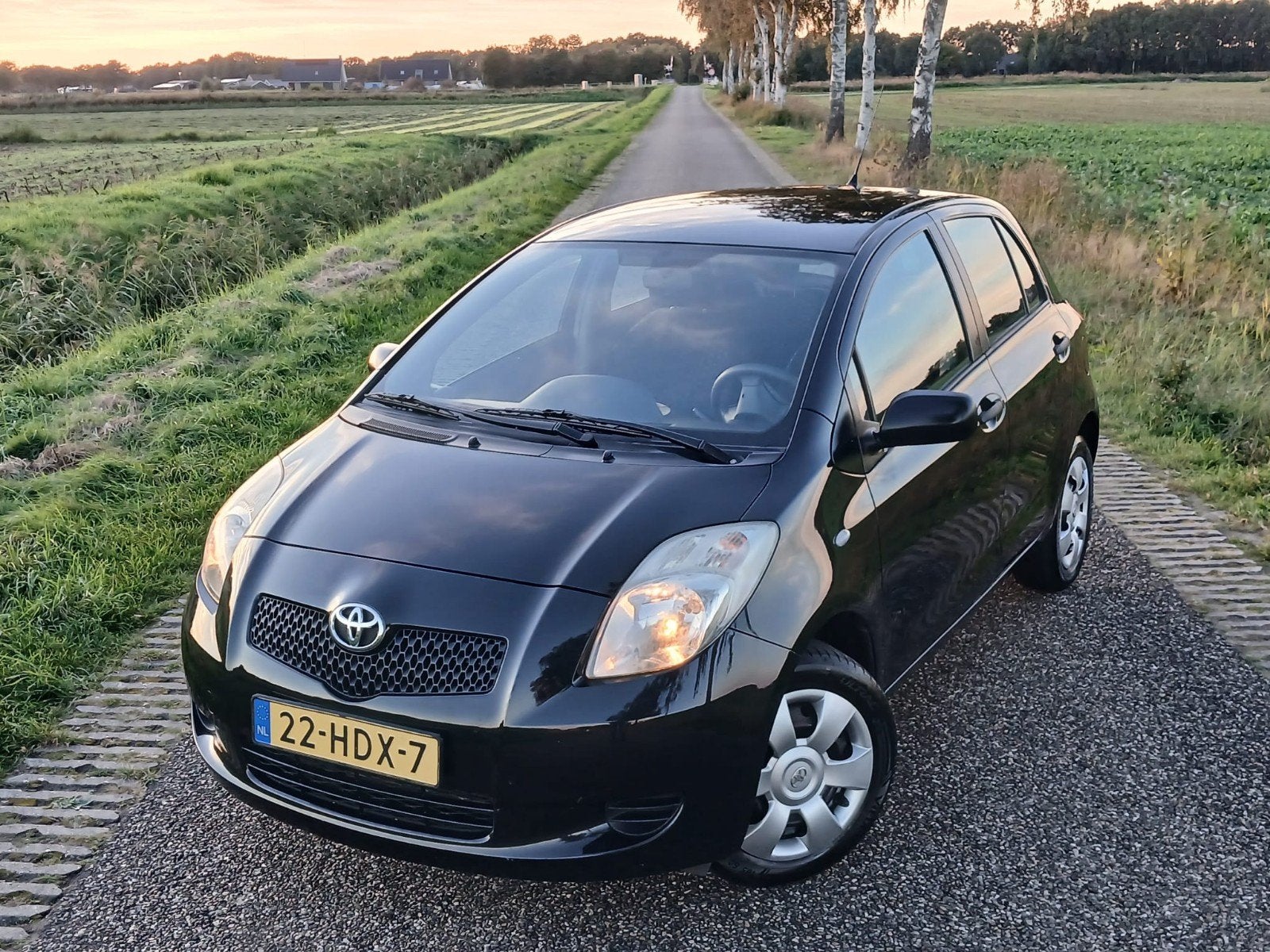 Foto 8 van Toyota Yaris 1.3 16V AIRCO 5 deurs NIEUW APK