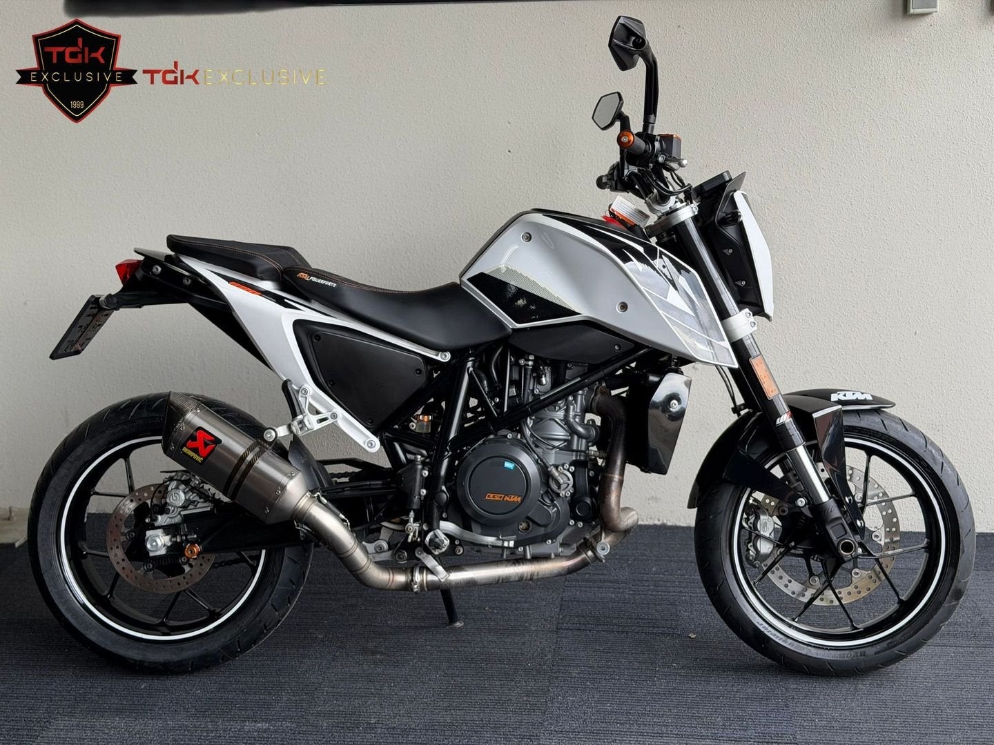 KTM 690 DUKE ABS TC AKRAPOVIC NETTE STAAT! (890 790 990 390), Motoren, 693 cc, Bedrijf, Meer dan 35 kW, Minimaal motorrijbewijs A2