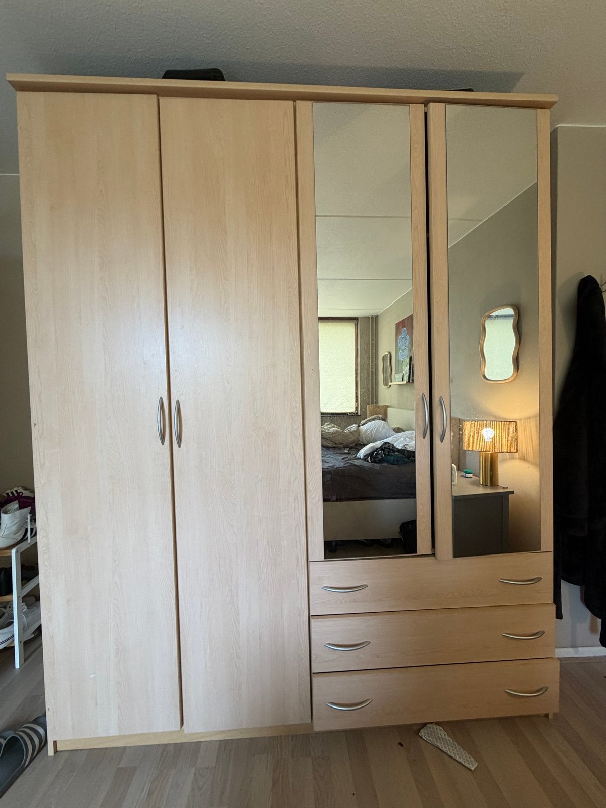 Grote kledingkast met spiegel en lades