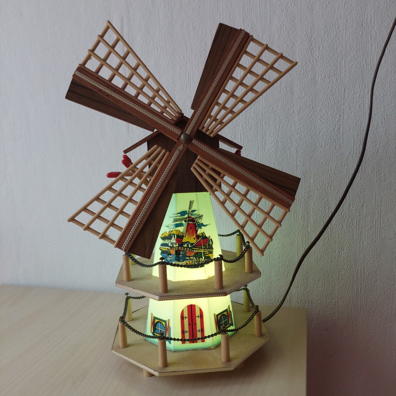 Molen met Speeldoos speelt "Tulpen uit Amsterdam" melodie, Ophalen