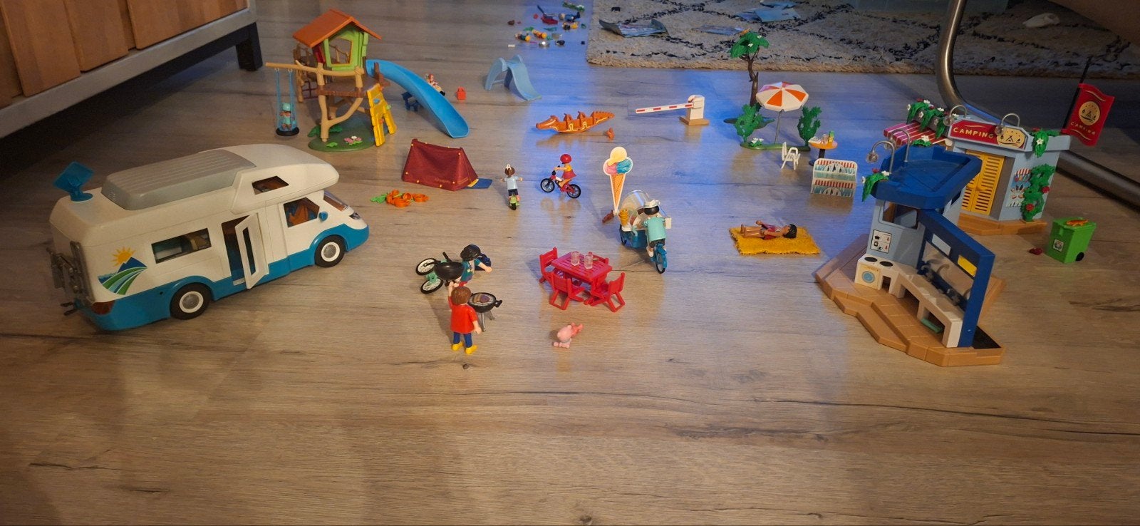 Foto 3 van playmobil camper, camping, speeltuin en ijsco kar