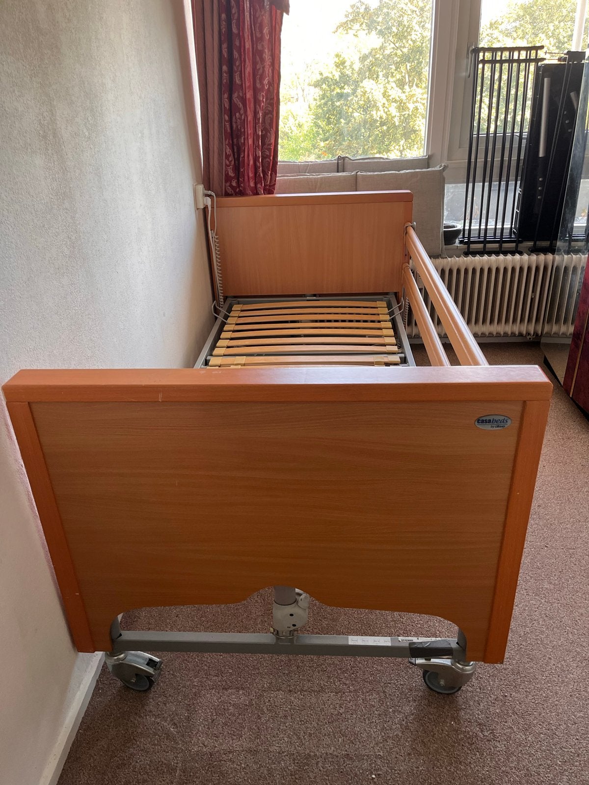 Verstelbaar eenpersoonsbed met houten frame, Huis en Inrichting, Ophalen, 90 cm, Eenpersoons, Bruin