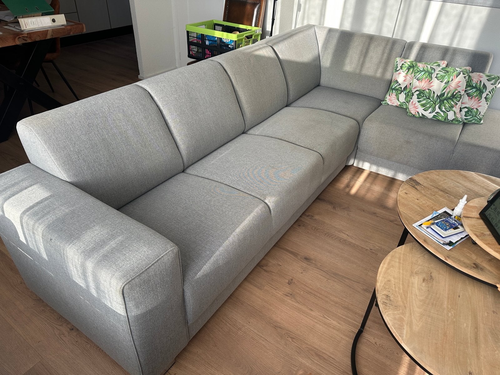 Grijze hoekbank van Pronto met zilveren pootjes, Ophalen, 250 tot 300 cm, Gebruikt, Hoekbank