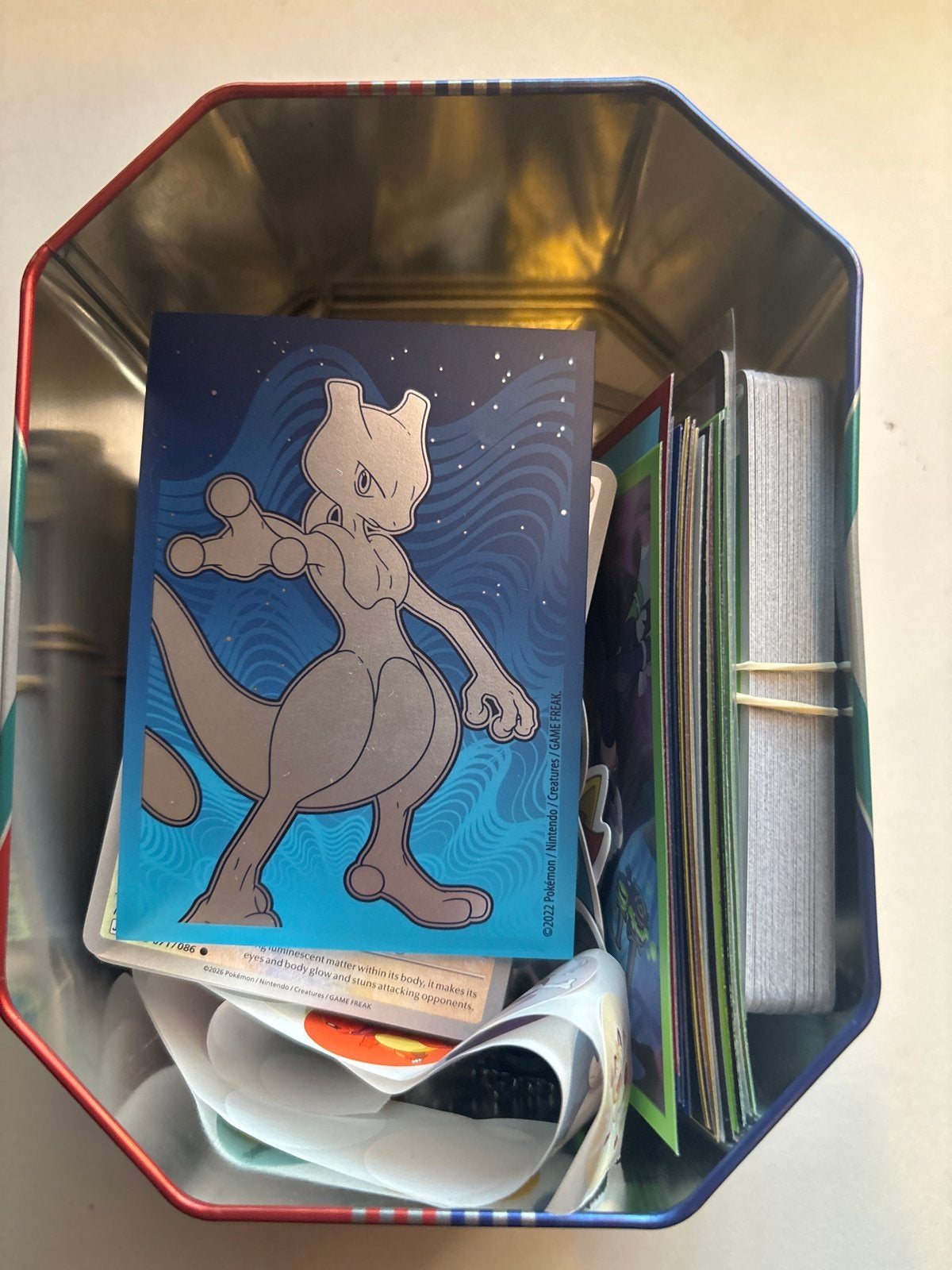 Pokémon TCG verassing Tin met kaarten, Ophalen of Verzenden, Zo goed als nieuw, Meerdere kaarten