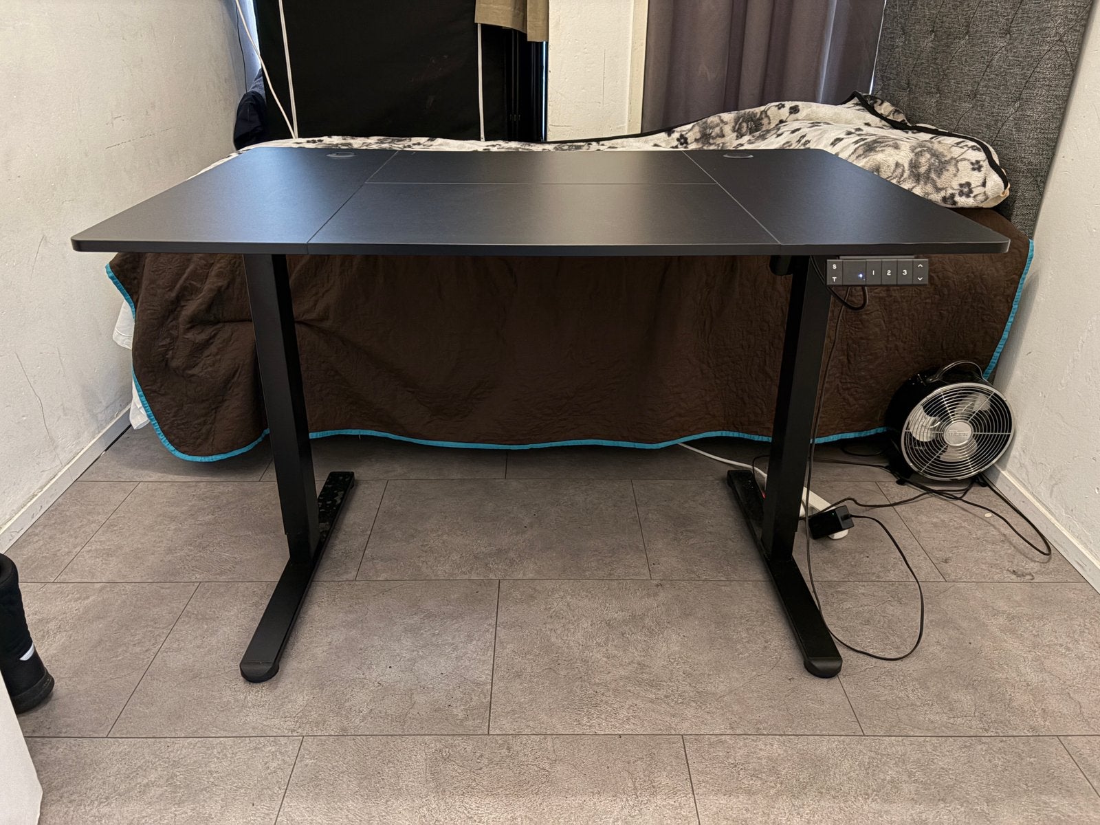 Te koop: elektrisch verstelbaar bureau (120x80 cm), 120 cm, Spaanplaat of MDF, Ophalen of Verzenden, Zo goed als nieuw