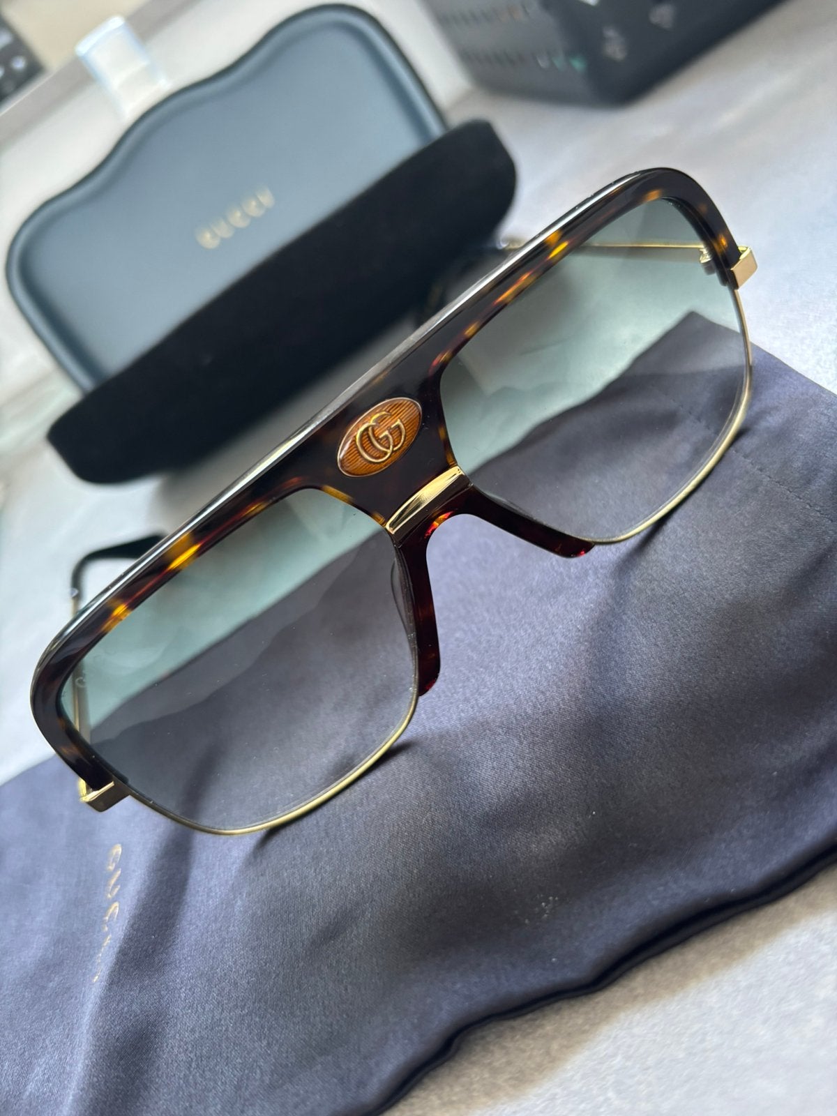 Gucci heren zonnebril als nieuw, Ophalen of Verzenden, Zo goed als nieuw, Zwart, Overige merken