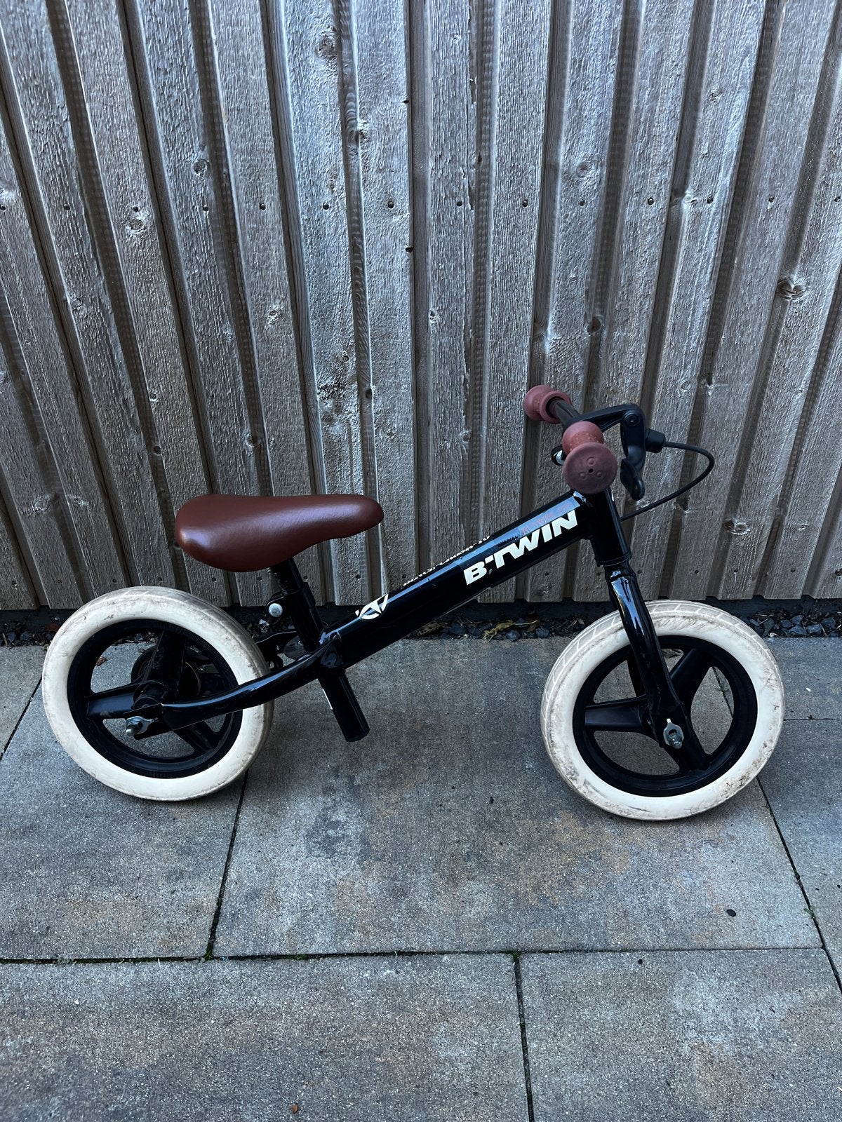 B'Twin loopfiets zwart met bruin zadel, Ophalen, Gebruikt, Minder dan 16 inch