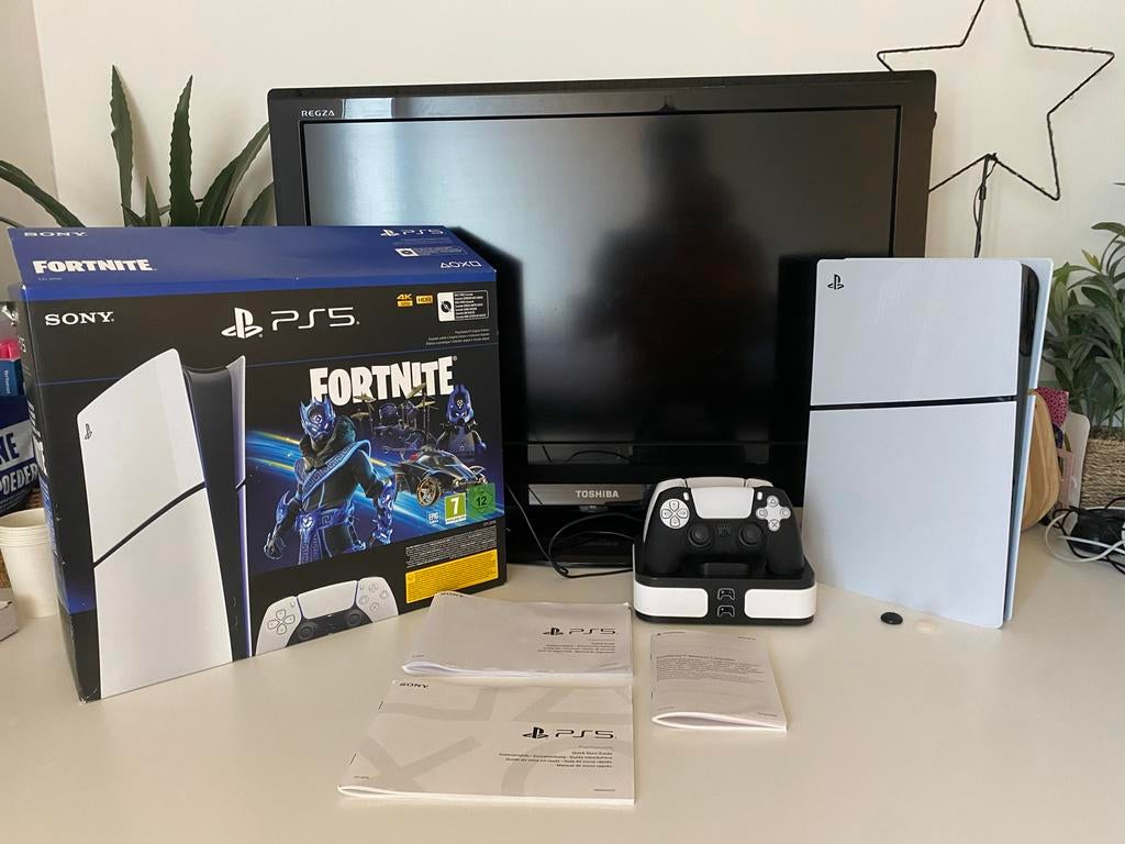 PS5 Digital Edition 1TB + Toshiba scherm & accessoires, Ophalen of Verzenden, Zo goed als nieuw, Playstation 5 Digital