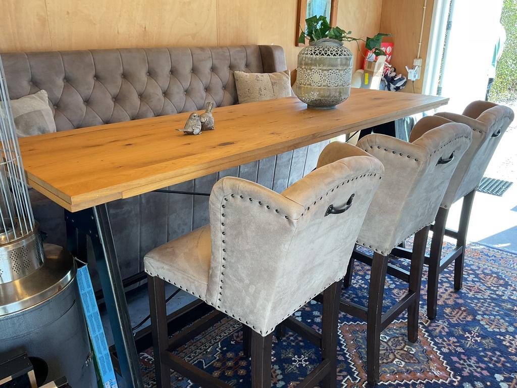 Horeca eetbank met tafel en krukken zgan voor huis of horeca, Huis en Inrichting, Ophalen, Zo goed als nieuw