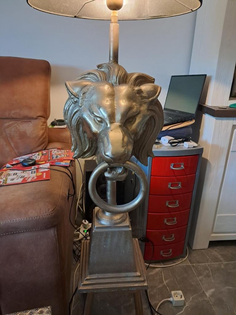 Grote Leeuwenkop Vloerlamp - Uniek Design, Huis en Inrichting, Lampen | Vloerlampen, Gebruikt, 100 tot 150 cm, Overige materialen