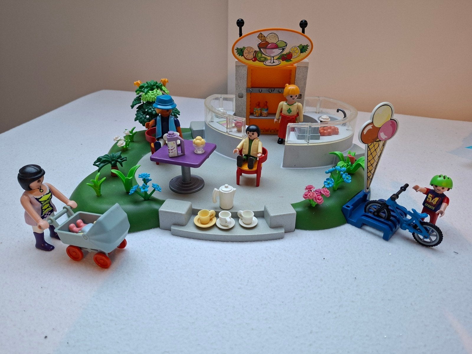 Playmobil IJssalon met terras en figuren, Ophalen of Verzenden, Gebruikt