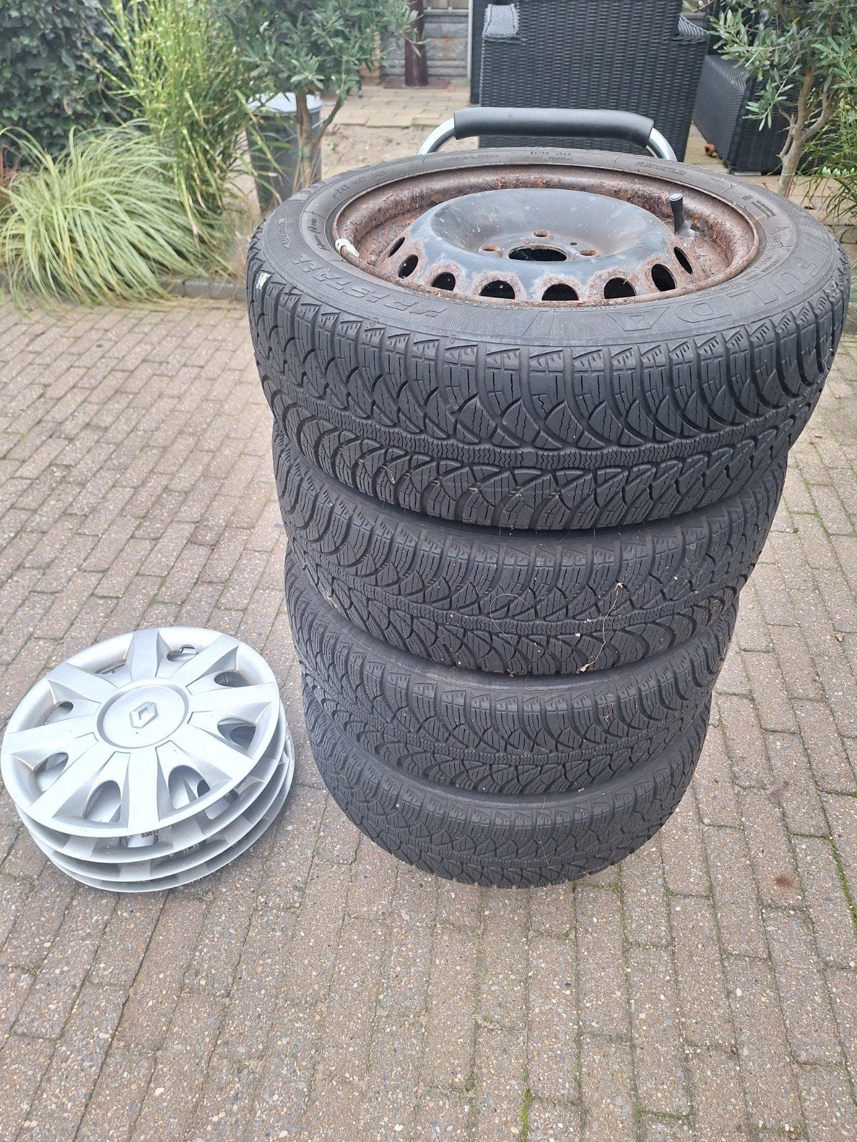 Winterbanden met stalen velgen en wieldoppen - 165/60R15, Ophalen, Gebruikt, 15 inch, Banden en Velgen