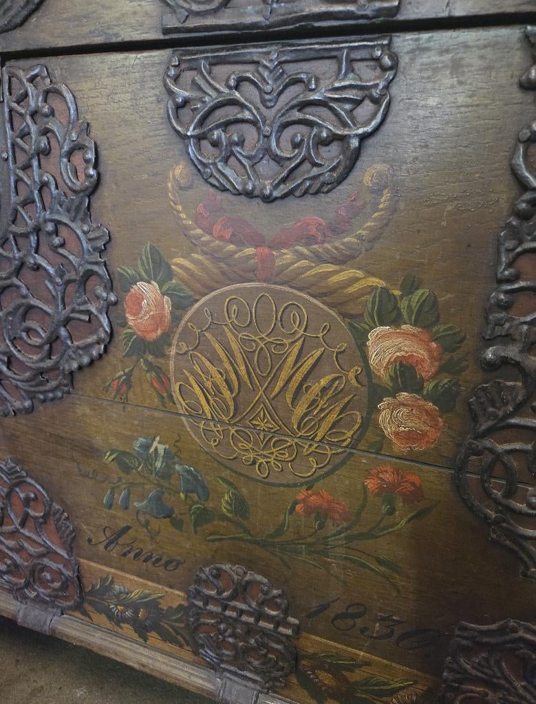 Antieke bruidskist smeedijzeren ornamenten anno 1830, Antiek en Kunst, Ophalen