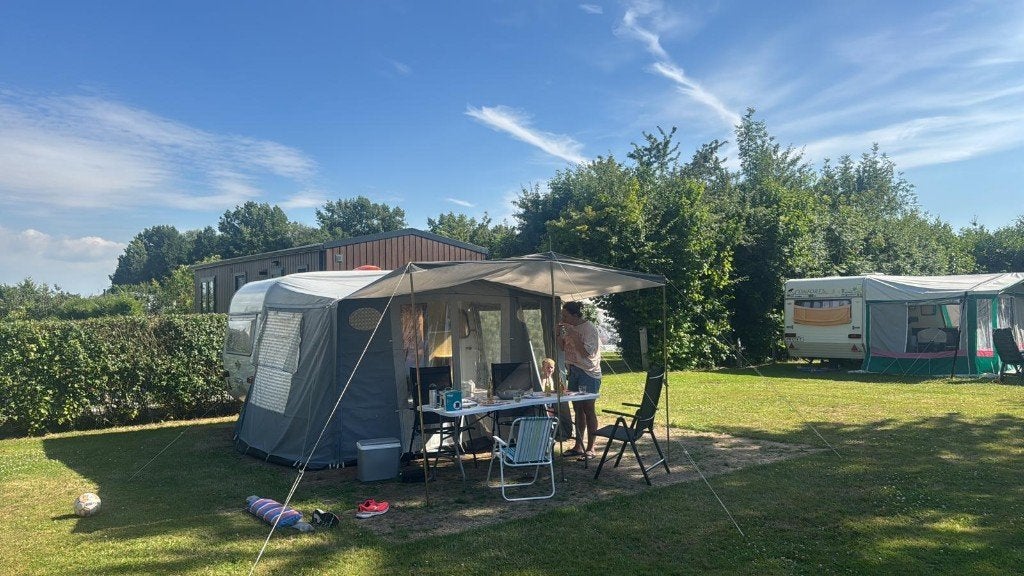 Zeer nette vintage caravan inclusief voortent, Caravans en Kamperen, Overige merken, Omvormbare zithoek, Particulier, 500 - 750 kg