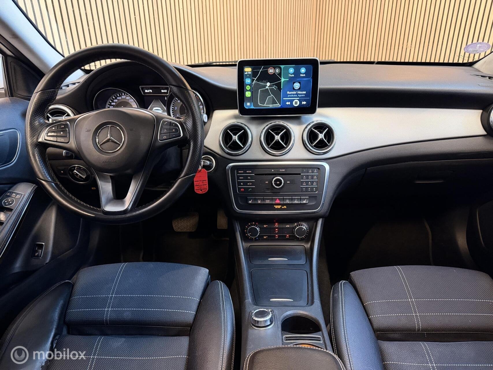 Mercedes GLA-klasse 180 AMG PANO CARPLAY STOELVW Gr.SCHERM!, Gebruikt, 4 cilinders, 715 kg, 1595 cc